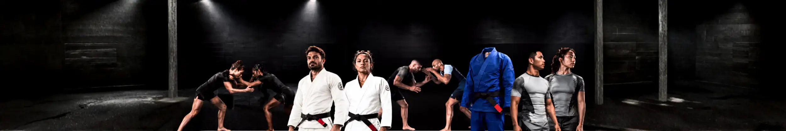 Un gruppo di artisti marziali con varie uniformi da kimono, inclusi kimono bianchi e blu con cinture nere.